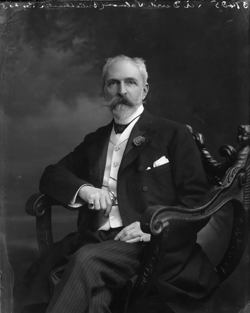 Ngài David Lionel Salomons, Nam tước thứ 2 JP DL là một tác giả khoa học người Anh.